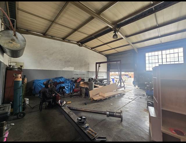 230M² MINI FACTORY TO LET IN APEX